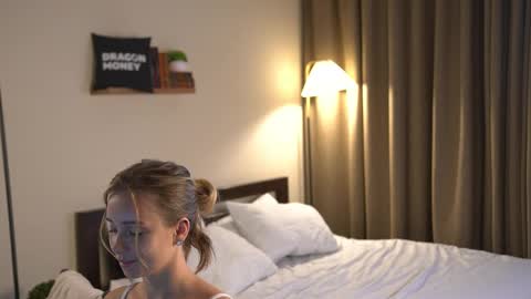 Elley  online show from 17, 9, 2025