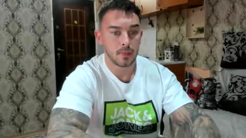 Snapshot of 2sexymuscles chatting on 17, 10, 2025 2sexymuscles online show from 17, 10, 2025