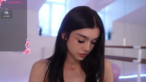 Snapshot of 9west chatting on 17, 9, 2025 KARINA online show from 17, 9, 2025