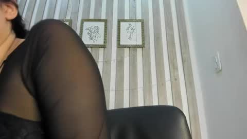Snapshot of _chloecollins chatting on 7, 5, 2026 Chloe Collins online show from 7, 5, 2026