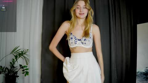 Snapshot of _curlydream_ chatting on 4, 3, 2025 Alice online show from 4, 3, 2025
