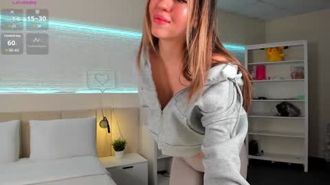 Snapshot of _emiliaa_ chatting on 2, 2, 2025 Milana online show from 2, 2, 2025