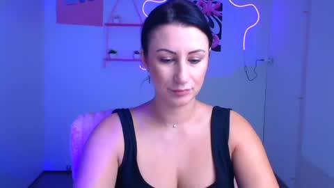 Snapshot of _emma_lay chatting on 12, 11, 2025 Emma online show from 12, 11, 2025