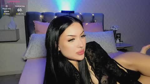 Jess blond and Leila brunette online show from 3, 4, 2026