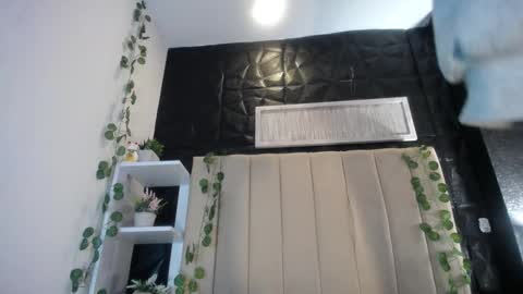 Mia online show from 4, 3, 2025