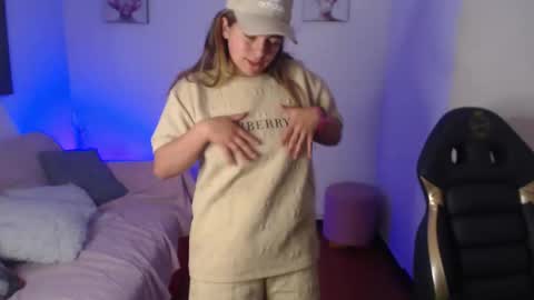 Snapshot of _kitten_1 chatting on 21, 12, 2025 _kitten_1 online show from 21, 12, 2025