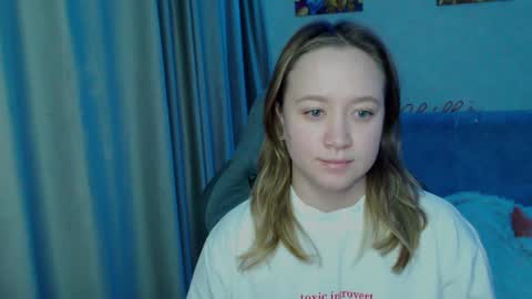 _lalune_ online show from 7, 2, 2025