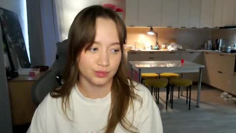 _lalune_ online show from 10, 4, 2026