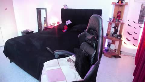 Queen.  Help me reach 100 thumbs up  online show from 15, 1, 2026