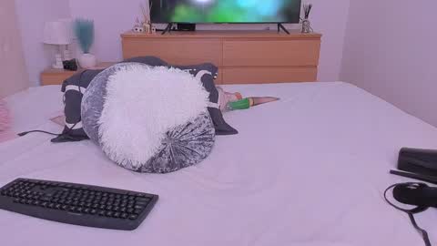 Lynna online show from 2, 2, 2025