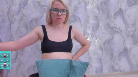 Snapshot of _miss_strawberry_ chatting on 10, 1, 2025 Sofia birthday october 29 online show from 10, 1, 2025