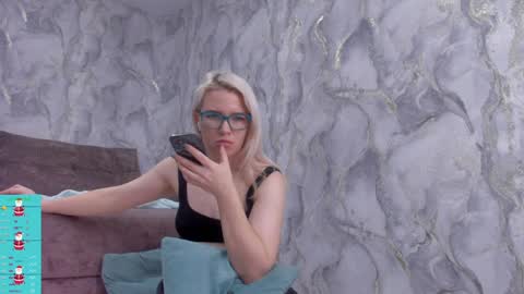 Snapshot of _miss_strawberry_ chatting on 26, 1, 2025 Sofia birthday october 29 online show from 26, 1, 2025