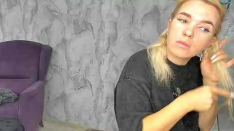 Snapshot of _miss_strawberry_ chatting on 26, 9, 2025 Sofia birthday october 29 online show from 26, 9, 2025