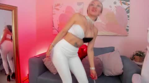 _nicoletteshea_ online show from 14, 2, 2026