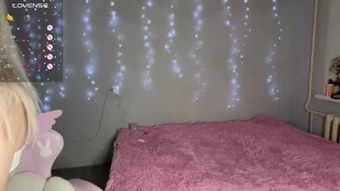 Snapshot of _pretty_ladies_ chatting on 5, 2, 2026 Ellie and Nika online show from 5, 2, 2026