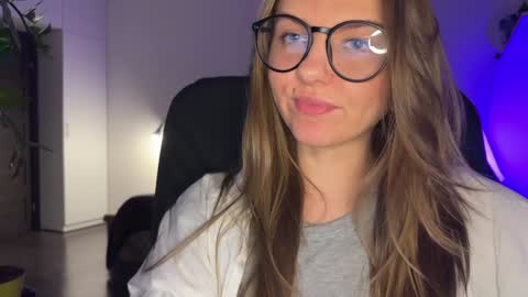 Snapshot of _private_person_ chatting on 18, 12, 2024 HADLY today day-off see u online 0112 online show from 18, 12, 2024
