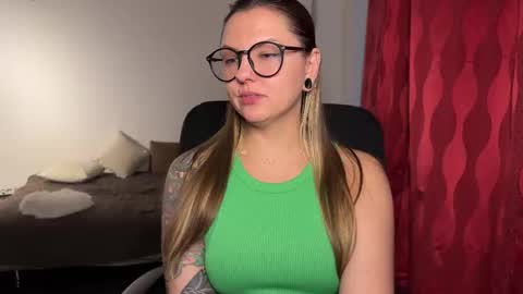 Snapshot of _private_person_ chatting on 29, 9, 2025 HADLY today day-off see u online 0112 online show from 29, 9, 2025