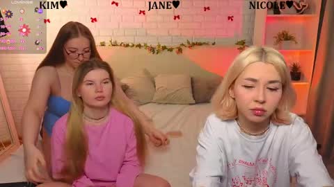 Merlizz Eva Jane Mila Nicole  left to right  online show from 12, 4, 2026