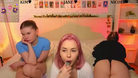 Merlizz Eva Jane Mila Nicole  left to right  online show from 8, 6, 2026
