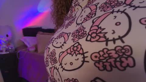 Snapshot of _rose_smith chatting on 6, 11, 2025 _rose_smith online show from 6, 11, 2025