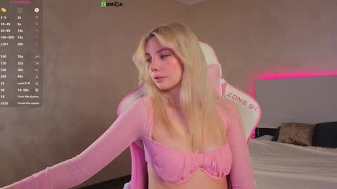 Snapshot of _sophielov chatting on 2, 10, 2025 Sophie online show from 2, 10, 2025