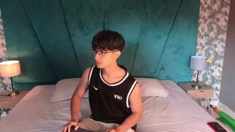 Snapshot of aaron_eze chatting on 19, 4, 2026 Aaron Ezequiel online show from 19, 4, 2026