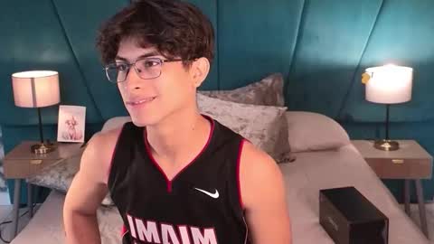Snapshot of aaron_eze chatting on 16, 5, 2026 Aaron Ezequiel online show from 16, 5, 2026