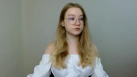 Abby Lovense is active online show from 23, 4, 2026