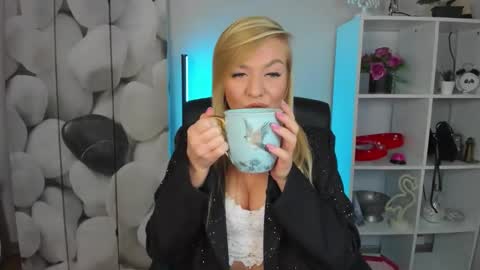 Snapshot of adrenalinlaura chatting on 17, 11, 2025 AdrenalinLaura online show from 17, 11, 2025