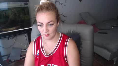 Snapshot of adrianapdes chatting on 4, 2, 2025 Adriana Paredes online show from 4, 2, 2025