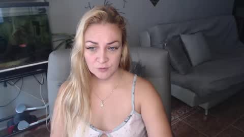 Snapshot of adrianapdes chatting on 17, 2, 2025 Adriana Paredes online show from 17, 2, 2025