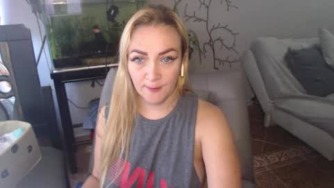 Snapshot of adrianapdes chatting on 8, 3, 2025 Adriana Paredes online show from 8, 3, 2025