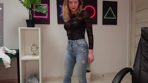 Agelina Lilly Laura online show from 26, 2, 2025