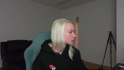 Agelina Lilly Laura online show from 4, 4, 2026