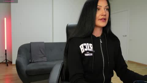 Agelina Lilly Laura online show from 14, 4, 2026