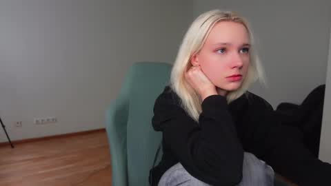 Agelina Lilly Laura online show from 17, 4, 2026