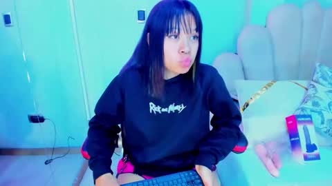 Snapshot of aikolee_ chatting on 8, 3, 2025 AikoLee online show from 8, 3, 2025