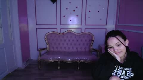 Snapshot of ailen_t chatting on 8, 1, 2025 Ailen online show from 8, 1, 2025