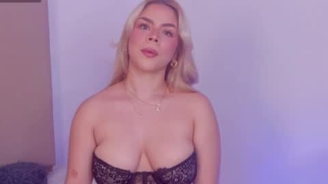 Snapshot of alesssia_moon chatting on 4, 6, 2026 Alessia Moon online show from 4, 6, 2026
