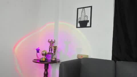 Snapshot of alexroyce_ chatting on 21, 5, 2026 ALEX ROYCE online show from 21, 5, 2026