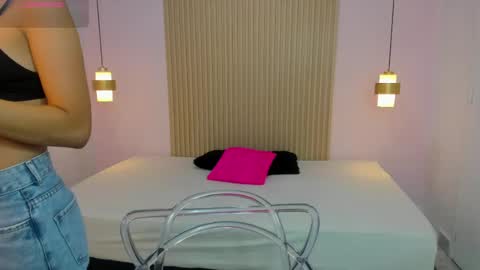 Snapshot of aliceross1 chatting on 20, 4, 2026 AliceRoss online show from 20, 4, 2026