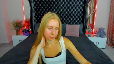 Snapshot of alina__blonde chatting on 7, 8, 2026 Alina online show from 7, 8, 2026