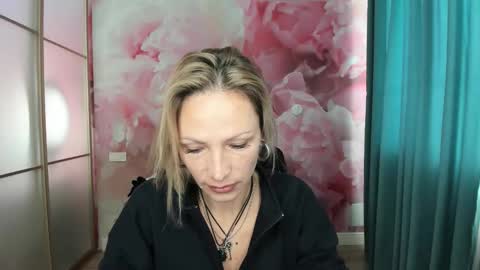 Snapshot of alinamoor chatting on 21, 10, 2025 AlinaMoor online show from 21, 10, 2025