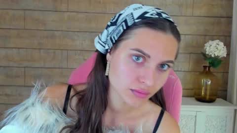 Snapshot of alisaversailles chatting on 2, 10, 2025 AlisaVersailles online show from 2, 10, 2025