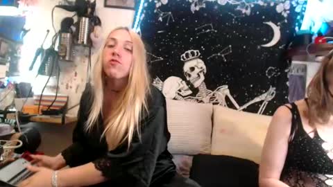 Snapshot of allforthedxll chatting on 11, 3, 2025 allforthedxll online show from 11, 3, 2025