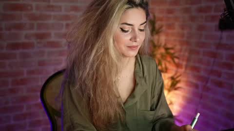 Snapshot of alliesynns chatting on 4, 1, 2025 Allie online show from 4, 1, 2025