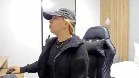 ALMA FENIX  online show from 19, 12, 2025