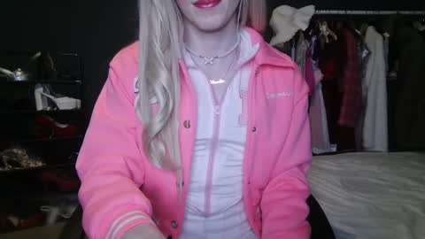 Snapshot of amaliecd chatting on 12, 1, 2025 Amalie online show from 12, 1, 2025