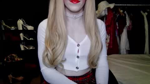 Snapshot of amaliecd chatting on 11, 9, 2025 Amalie online show from 11, 9, 2025