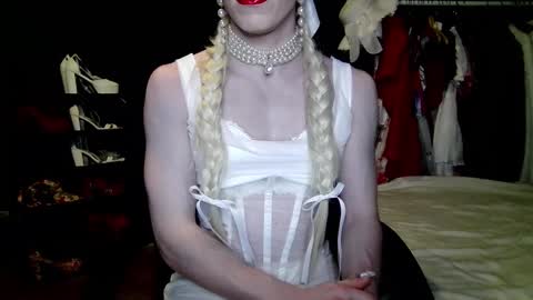 Snapshot of amaliecd chatting on 9, 10, 2025 Amalie online show from 9, 10, 2025